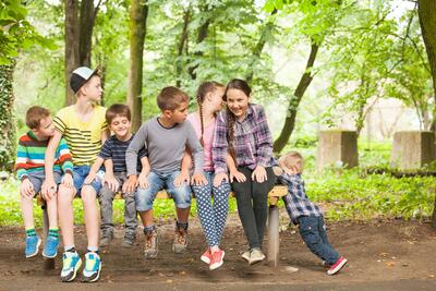 Kinder auf einer Bank im Wald