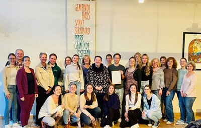 Das Team der Kita St. Stefan Oberachern mit Leitung Markus Wolber (mittig), Tr&auml;gervertretern Frau Leopold und Herr Stockinger, Regionale Pr&auml;ventionsbeauftragte Andrea Heiberger, Prozessbegleitung Susanne Peter und Dominik Hertlein (AOK S&uuml;dlicher Oberrhein